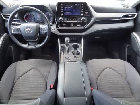 Used 2022 Toyota Highlander LE AWD/4WD image 12