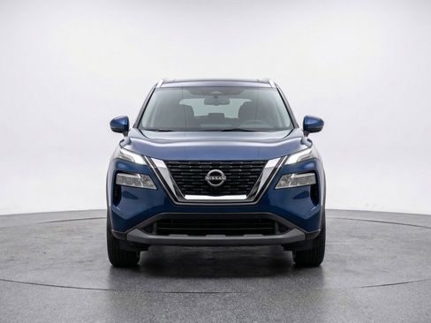 Used 2025 Nissan Rogue SV image 2