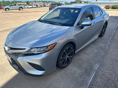 Used 2018 Toyota Camry SE FWD image 3