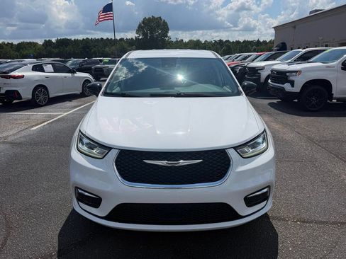 Used 2024 Chrysler Pacifica Limited FWD image 19