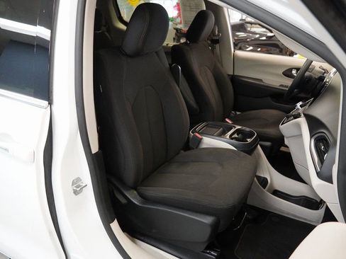 Used 2017 Chrysler Pacifica Touring Plus image 27