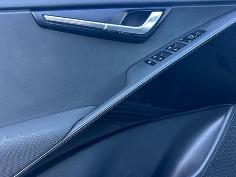 Certified 2025 Kia Niro EX w/ EX Cold Weather Package image 12