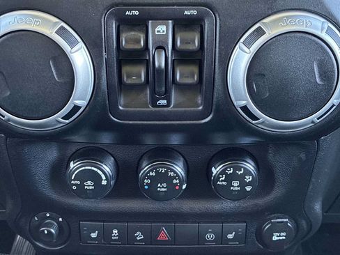 Used 2016 Jeep Wrangler Unlimited Sahara w/ Connectivity Group AWD/4WD image 17