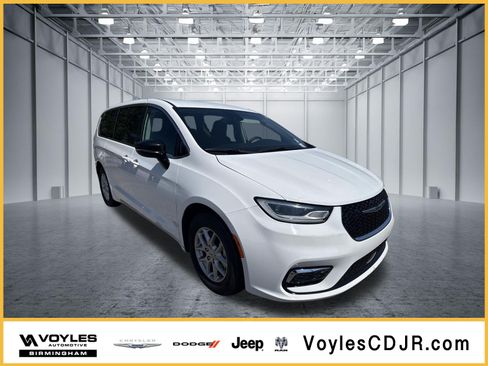 Used 2024 Chrysler Pacifica Touring-L FWD image 1