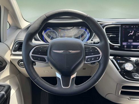 Used 2023 Chrysler Pacifica Touring-L FWD image 21