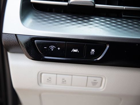 Used 2022 Kia Carnival LX image 19