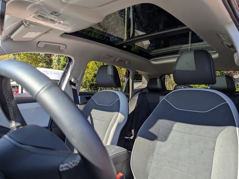 Used 2025 Volkswagen Taos SE w/ Panoramic Sunroof Package image 23