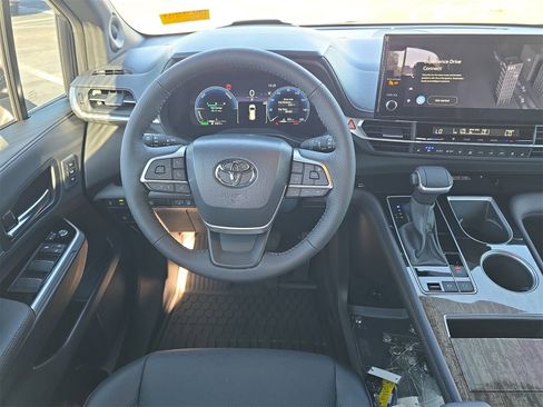 Used 2025 Toyota Sienna Platinum image 10