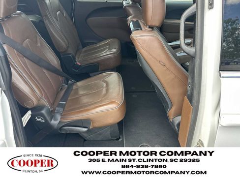 Used 2017 Chrysler Pacifica Limited w/ UConnect Theater Package FWD image 15