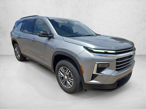 Used 2026 Chevrolet Traverse LT FWD image 3