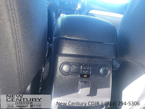 Used 2017 Ford Explorer XLT image 13