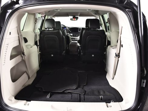 Used 2023 Chrysler Pacifica Touring-L image 47