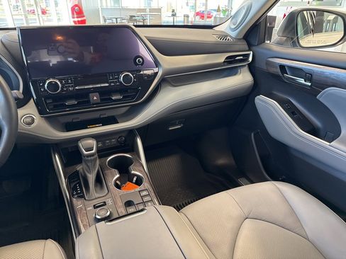 Used 2023 Toyota Highlander Limited image 22