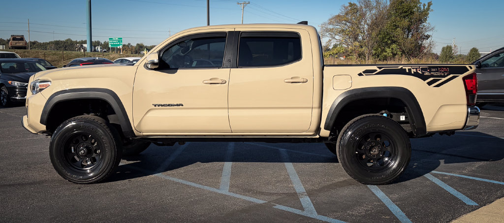 Used 2018 Toyota Tacoma TRD Off-Road AWD/4WD image 23