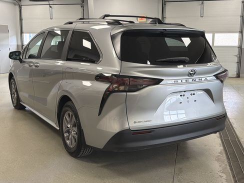 Used 2025 Toyota Sienna LE AWD/4WD image 4