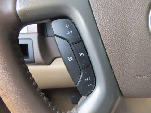 Used 2014 Chevrolet Suburban LT RWD image 29