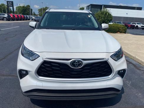 Used 2022 Toyota Highlander XLE AWD/4WD image 3