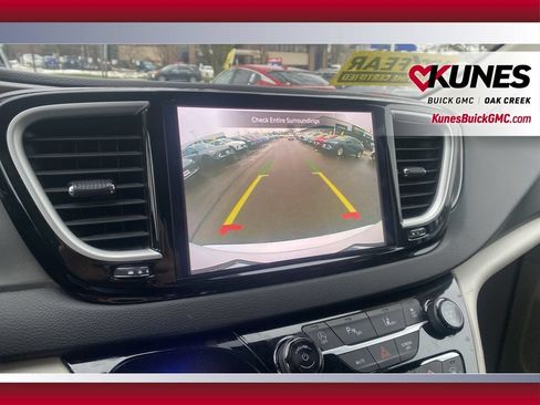Used 2024 Chrysler Pacifica Touring-L FWD image 23