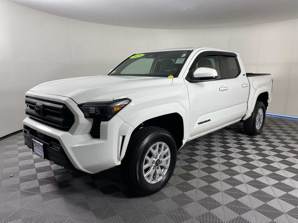 Used 2025 Toyota Tacoma SR5 AWD/4WD image 4