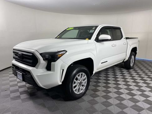 Used 2025 Toyota Tacoma SR5 AWD/4WD image 4