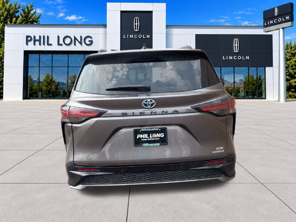 Used 2022 Toyota Sienna XSE w/ XSE Plus Package FWD image 7