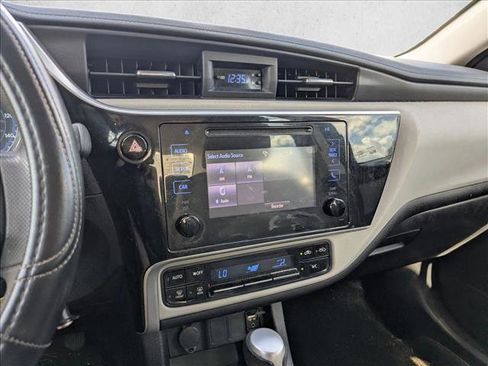 Used 2018 Toyota Corolla LE image 10