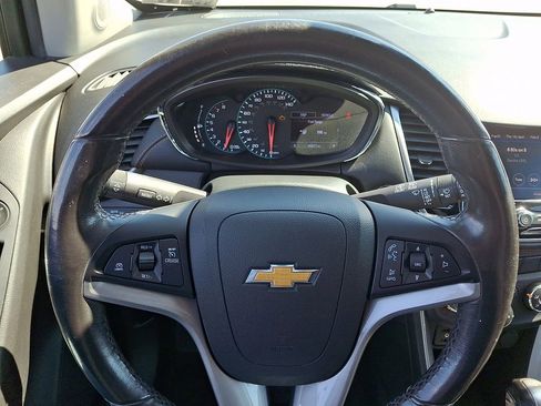 Used 2020 Chevrolet Trax LT w/ LT Convenience Package FWD image 18