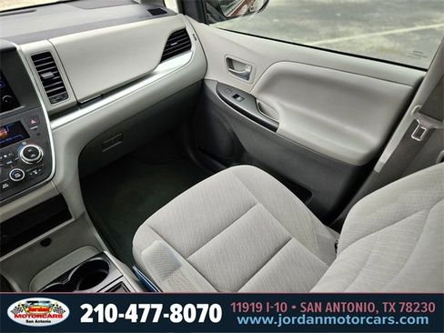 Used 2017 Toyota Sienna LE image 15