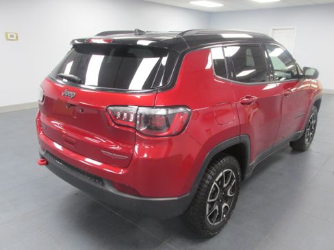 Used 2025 Jeep Compass Trailhawk AWD/4WD image 5