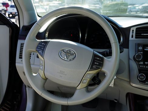 Used 2011 Toyota Avalon FWD image 33