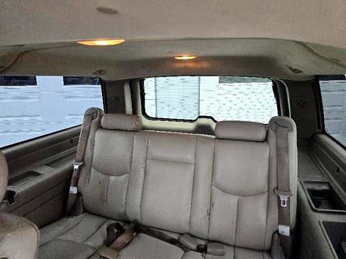 Used 2003 Chevrolet Suburban Z71 image 6