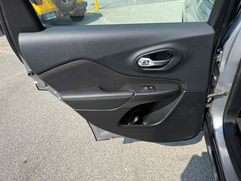 Used 2014 Jeep Cherokee Sport FWD image 28
