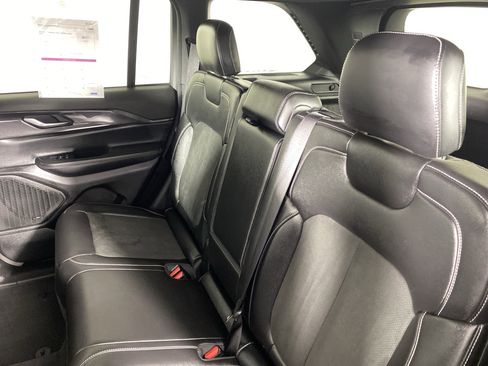 Used 2023 Jeep Grand Cherokee Altitude image 32