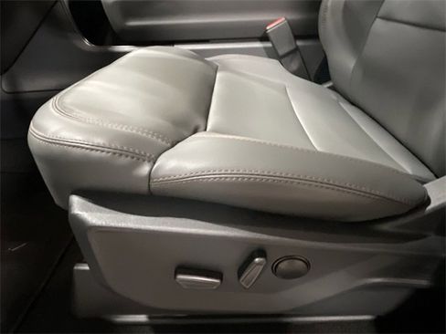 New 2025 Ford Expedition Active image 18