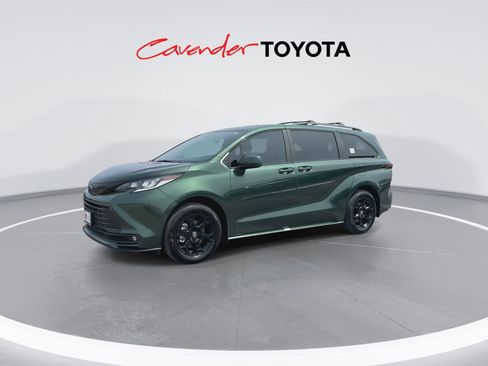 Certified 2025 Toyota Sienna XLE Woodland Edition AWD/4WD image 4