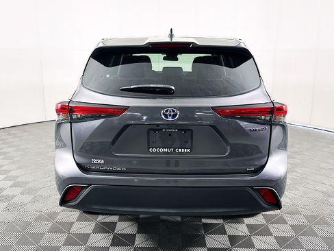 Used 2023 Toyota Highlander LE FWD image 4