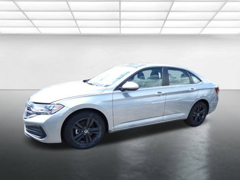 Used 2024 Volkswagen Jetta SE w/ Panoramic Sunroof Package image 2