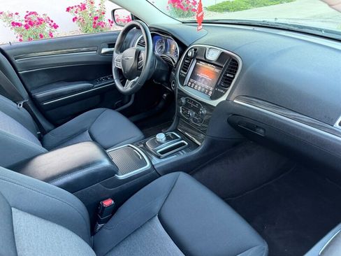 Used 2018 Chrysler 300 Touring w/ Chrome Appearance Package RWD image 10