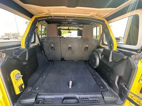 Used 2022 Jeep Wrangler Unlimited Rubicon w/ LED Lighting Group AWD/4WD image 23