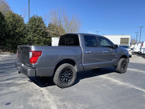 Used 2021 Nissan Titan SV image 9