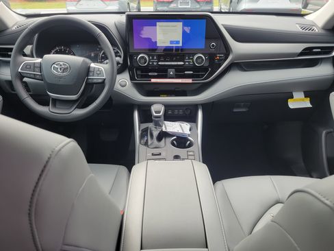 New 2026 Toyota Highlander XLE image 16