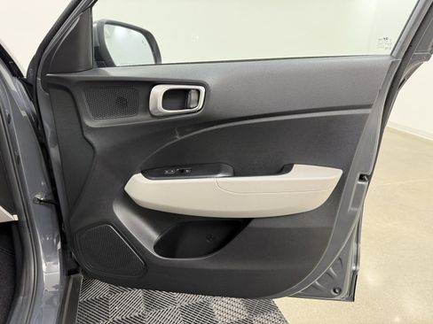 Used 2024 Hyundai Venue SEL image 24