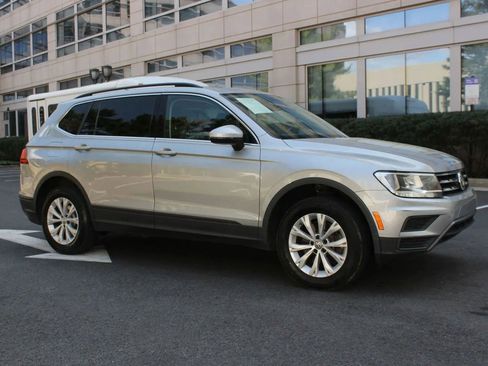 Used 2019 Volkswagen Tiguan SE w/ Panoramic Sunroof Package AWD/4WD image 2