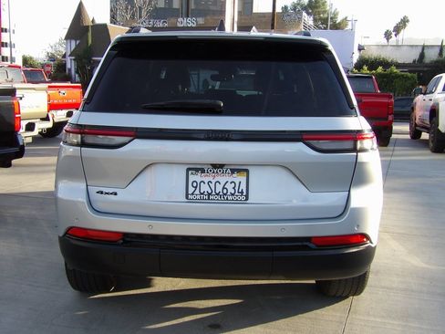 Used 2022 Jeep Grand Cherokee Altitude image 4