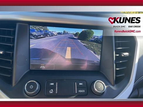 Used 2023 GMC Acadia SLT image 18