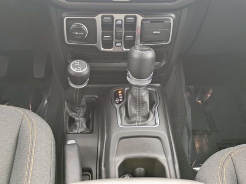 Used 2025 Jeep Gladiator Sport image 17