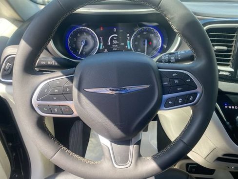 Used 2024 Chrysler Pacifica Touring-L FWD image 17