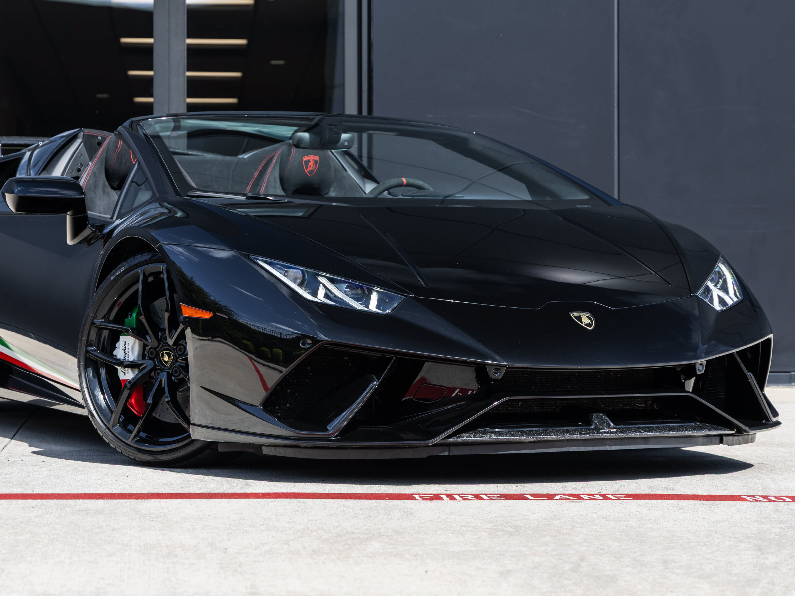 Used 2019 Lamborghini Huracan Performante AWD/4WD image 5