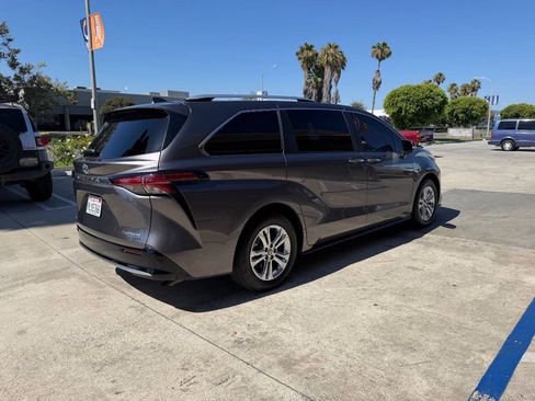Used 2024 Toyota Sienna Platinum AWD/4WD image 11
