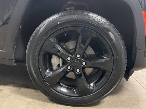 Used 2023 Jeep Grand Cherokee Limited w/ Black Appearance Package image 7